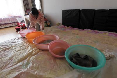 南宁楼上漏水，住户失联，小区没物管，业主维权难！律师来支招……